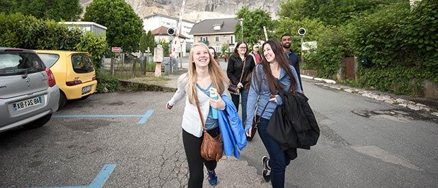 学生们在瑞士日内瓦散步