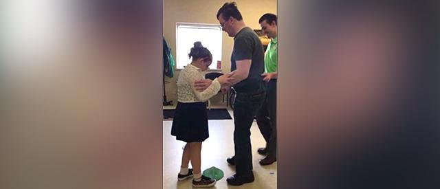 布莱恩·贝克和他的女儿在卡罗尔的治疗能力诊所跳舞
