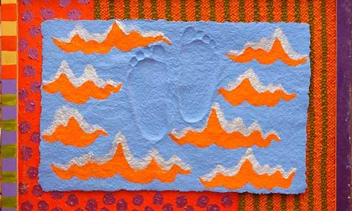 蓝色背景上有橙色波浪和脚印的彩色艺术品